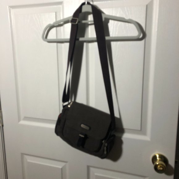 Baggallini shoulder crossbody brown bag, one main compartment with zip and conta